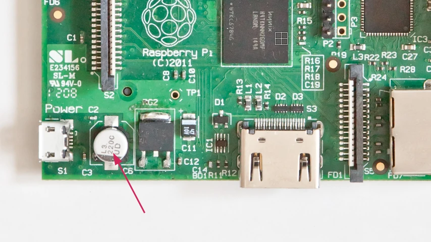 ¿Comó cambiar el condensador de Raspberry PI 1 modelo B?